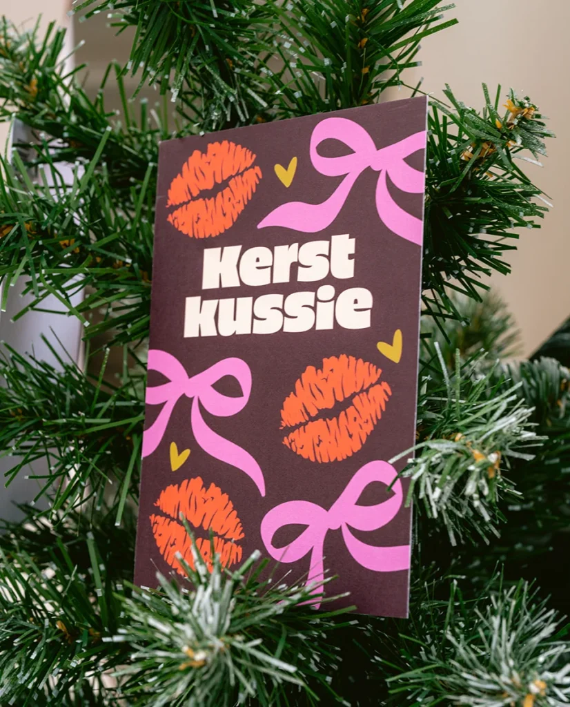 Heyday - Blog - Kerstkaarten trends 2025 - Kerst kussie - Christmas card